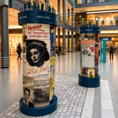 Litfaßsäule Berlin mit Krone - Ausstellung Einkaufscenter